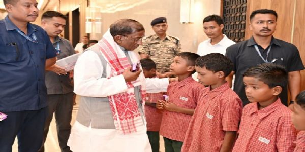 राज्यपाल ने मनोहारी टी एस्टेट का किया दौरा