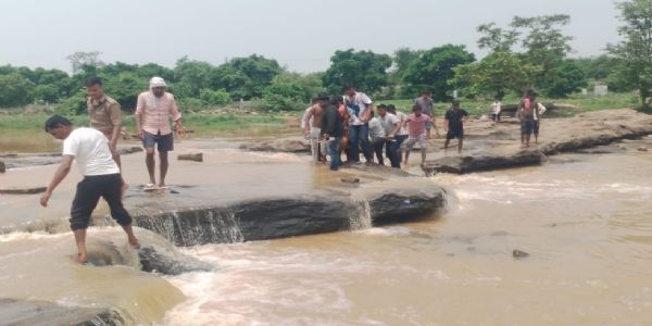 सिद्धनाथ की दरी में डूबने से वाराणसी के युवक की मौत, गोताखोरों ने निकाला शव