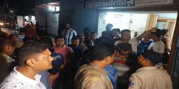 प्रेम संबंध के विवाद में दसवीं की छात्रा की चाकू मारकर हत्या, आरोपित की लोगों ने की पिटाई