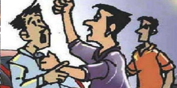 वसूली करने गए बैंक के रिकवरी मैनेजर के साथ मारपीट