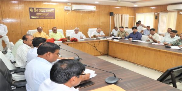 निर्माणाधीन परियोजनाओं को समय से किया जाय पूरा : प्रभारी मंत्री