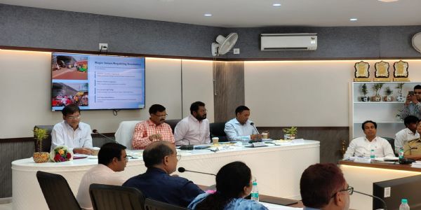 बैंक प्रतिनिधियों से संतोषजनक उत्तर न मिलने पर जिलाधिकारी ने लगाई फटकार