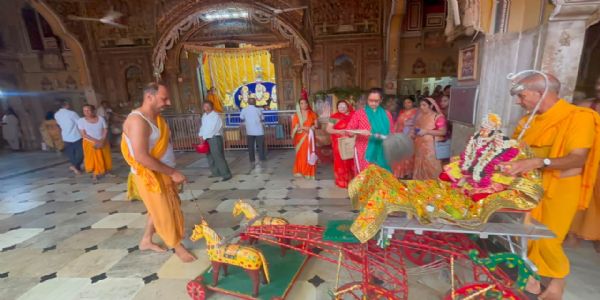 भक्ति और उल्लास के बीच निकली भगवान श्रीराम की पारंपरिक रथयात्रा