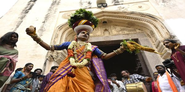 तेलंगाना का लोकपर्व ‘बोनालु’ शुरू, गोलकोंडा किले में उमड़ा आस्था का सैलाब, देवी महाकाली को अर्पित किया गया नैवेद्य