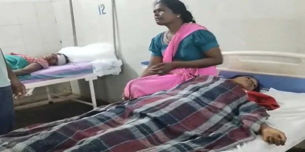 बलरामपुर जिले में महिलाओं से भरी पिकअप वाहन पलटी , दो की मौत