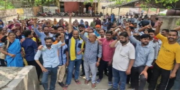 मेडिकल कॉलेज में संविदा सफाई कर्मियों की हड़ताल, वेतन बढ़ोतरी और पीएफ जमा कराने की मांग