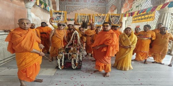 चांदी के रथ पर विराजे श्री गौर गोविंद जी