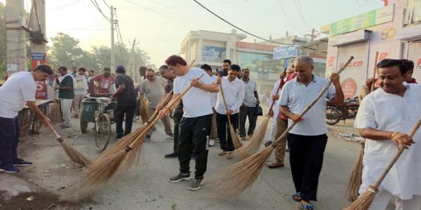 फतेहाबाद : स्वच्छता ही स्वागत’ अभियान में सांसद बराला ने झाड़ू लगाकर दिया स्वच्छता का संदेश