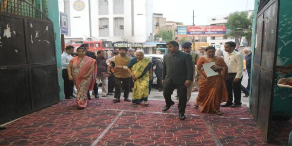 राज्यपाल आनंदीबेन पटेल ने बालिकाओं का बढ़ाया हौसला, बोलीं- शिक्षा, कौशल और सकारात्मक सोच से बनाएं उज्ज्वल भविष्य