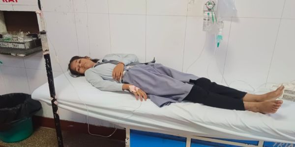 अनियंत्रित होकर खेत में पलटी स्कूली वैन, चार छात्र-छात्राएं घायल