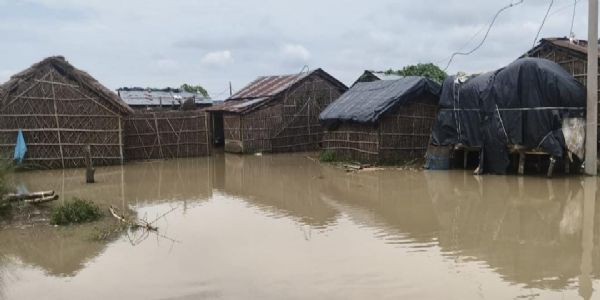 कोसी के जलस्तर में उतार-चढ़ाव से तटबंध के भीतर बढ़ी परेशानी, ढोली-सियानी में घरों तक पहुंचा बाढ़ का पानी