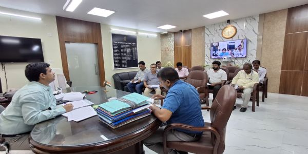 प्रधानमंत्री आवास योजना व मनरेगा की प्रगति की डीएम ने की समीक्षा बैठक