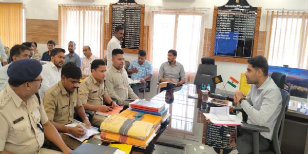 सड़क सुरक्षा पर डीएम सख्त, लंबित हिट एंड रन मुआवजे पर मांगी रिपोर्ट