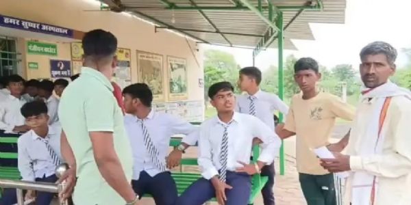 कक्षा 11वीं के एक छात्र ने दौड़ा-दौड़ाकर काटा 10 से 12 विद्यार्थियों को