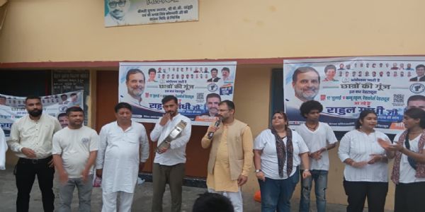 नुक्कड़ नाटक करते कांग्रेस कार्यकर्ता। नुक्कड़ नाटक करते कांग्रेस कार्यकर्ता।