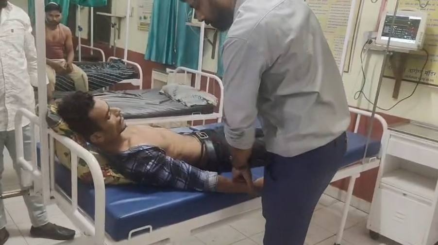 सामुदायिक स्वास्थ्य केंद्र उरमाल में उपचार कराते हादसे में घायल लोग सामुदायिक स्वास्थ्य केंद्र उरमाल में उपचार कराते हादसे में घायल लोग