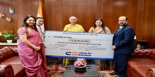 वित्त मंत्री को लाभांश का चेक सौंपते बैंक की प्रबंध निदेशक हर्षा बंगारी ने उप-प्रबंध निदेशक तरुण शर्मा वित्त मंत्री को लाभांश का चेक सौंपते बैंक की प्रबंध निदेशक हर्षा बंगारी ने उप-प्रबंध निदेशक तरुण शर्मा