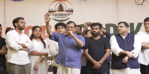 आम आदमी पार्टी के राष्ट्रीय संयोजक एवं दिल्ली के पूर्व मुख्यमंत्री अरविंद केजरीवाल जंतर-मंतर पर अनशनरत सामाजिक कार्यकर्ता सोनम वांगचुक से मुलाकात कर उनका समर्थन जताते हुए। आम आदमी पार्टी के राष्ट्रीय संयोजक एवं दिल्ली के पूर्व मुख्यमंत्री अरविंद केजरीवाल जंतर-मंतर पर अनशनरत सामाजिक कार्यकर्ता सोनम वांगचुक से मुलाकात कर उनका समर्थन जताते हुए।