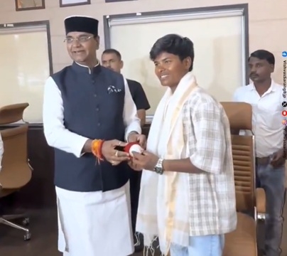 मंत्री विश्वास कैलाश सारंग ने भारतीय महिला क्रिकेटर क्रांति गौड़ का किया सम्मान मंत्री विश्वास कैलाश सारंग ने भारतीय महिला क्रिकेटर क्रांति गौड़ का किया सम्मान