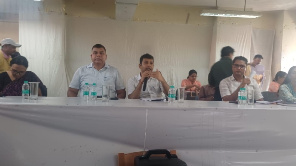 बैठक में शामिल अधिकारी सहित अन्य की तस्वीर