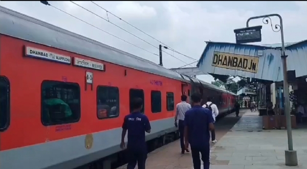 धनबाद स्टेस्ट पर खड़ी एल्लेपी एक्सप्रेस