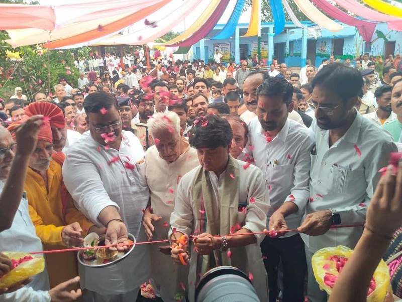 ग्राम सेमरी शाहबाद में स्कूल के जीर्णोद्धार कार्यो का लोकार्पण करते हुए सिंधिया ग्राम सेमरी शाहबाद में स्कूल के जीर्णोद्धार कार्यो का लोकार्पण करते हुए सिंधिया