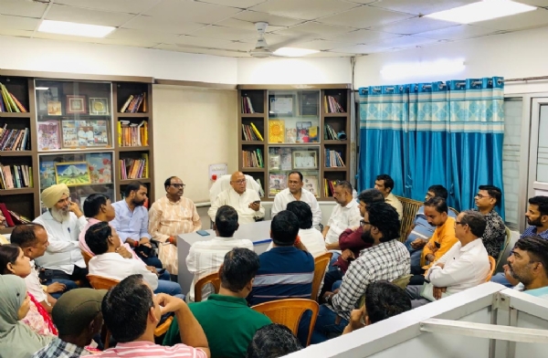 बैठक करते विधायक सरयू राय