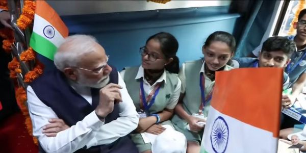 प्रधानमंत्री नरेंद्र माेदी जालंधर रेलवे स्टेशन पर ट्रेन में छात्राओं से बातचीत करते हुए प्रधानमंत्री नरेंद्र माेदी जालंधर रेलवे स्टेशन पर ट्रेन में छात्राओं से बातचीत करते हुए