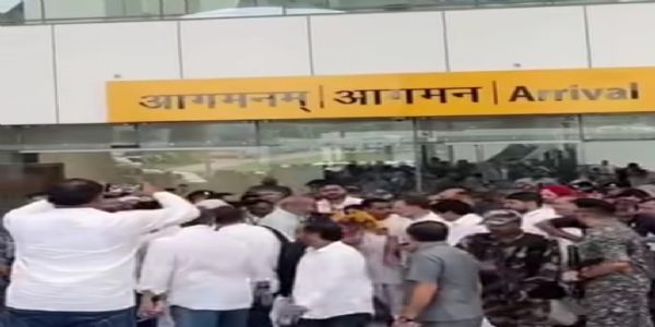 एयरपोर्ट पर राहुल का स्वागत करते कांग्रेस नेता। एयरपोर्ट पर राहुल का स्वागत करते कांग्रेस नेता।