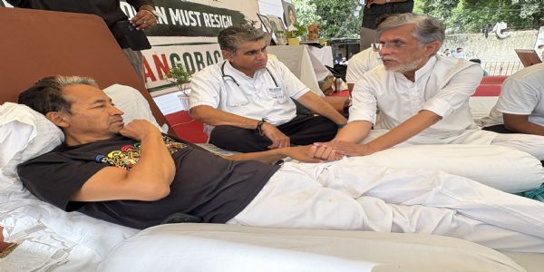 कांग्रेस सांसद पवन खेरा पर्यावरणविद् सोनम वांगचुक के साथ मौजूद। कांग्रेस सांसद पवन खेरा पर्यावरणविद् सोनम वांगचुक के साथ मौजूद।