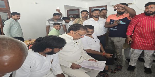 भूमि अधिग्रहण के विरोध में किसान सांसद राजीव राय से मिले, बतायी अपनी पीड़ा