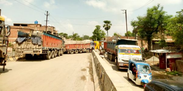 हुसैनाबाद ओवरब्रिज बना रोज़ाना जाम का हॉटस्पॉट, समाधान की राह दूर