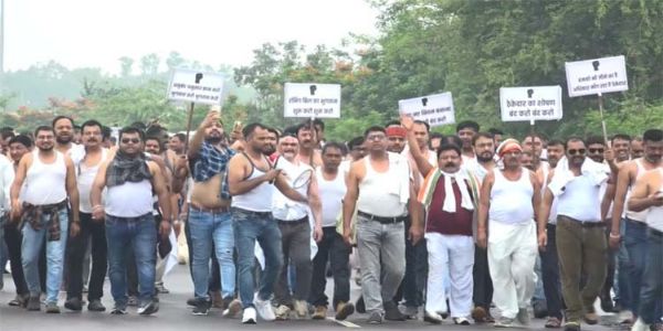 ठेकेदारों ने लंबित भुगतान की मांग काे लेकर विधानसभा का किया घेराव, शर्ट उतारकर किया प्रदर्शन