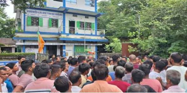 फालाकाटा पंचायत में हंगामा : भाजपा –तृणमूल ‘गुप्त समझौते’ के आरोप में बोर्ड गठन टला
