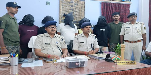 नवादा के वारसलीगंज में आठ साइबर ठगों को किया गया गिरफ्तार