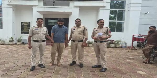 जिला बदर चाहत शुक्ला ने पुलिस कार्यालय में किया हंगामा, कोतवाली पुलिस ने कार्रवाई कर भेजा जेल