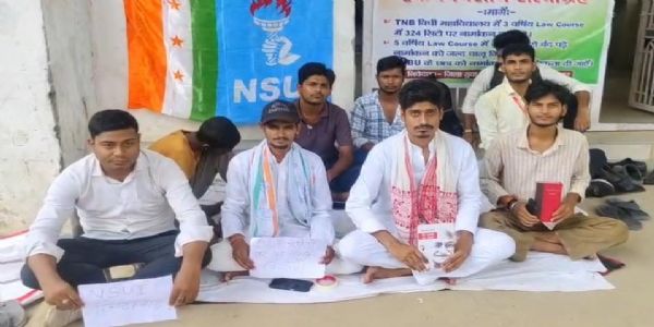 लॉ की सीटें बढ़ाने और 5 वर्षीय कोर्स शुरू करने की मांग को लेकर धरना