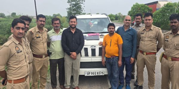 प्रशासनिक अधिकारी बनकर वसूली करने वाले चार शातिर अपराधी गिरफ्तार