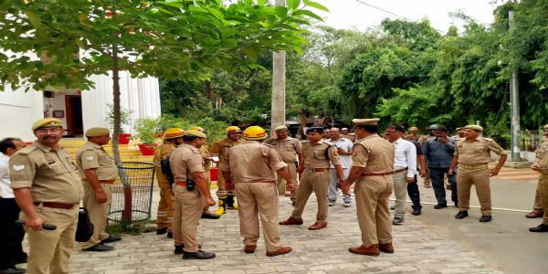 मीरजापुरः न्यायालय परिसर में सुरक्षा व्यवस्था काे लेकर किया गया मॉक ड्रिल