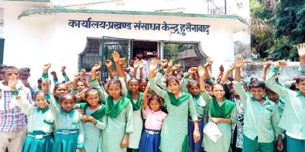 शिक्षक के खिलाफ फूटा छात्रों का गुस्सा, हटाने की मांग को लेकर प्रदर्शन