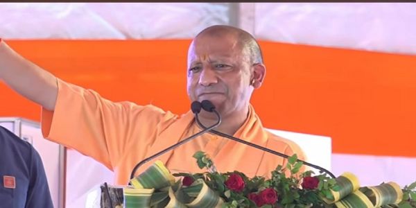 मुख्यमंत्री ने भीड़ में खड़े युवक को मंच पर बुलाया, पीठ थपथपाकर दिया आशीर्वाद