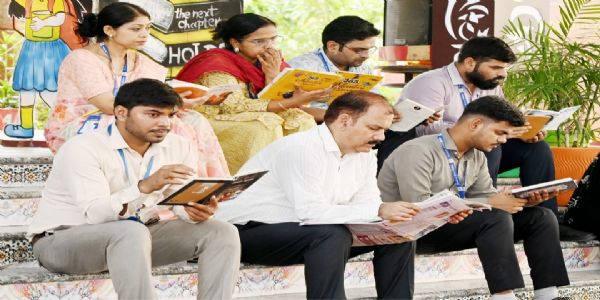 बलिया में रीडिंग महोत्सव, सनबीम स्कूल में विद्यार्थियों ने एक साथ पढ़ी किताबें