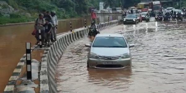 बरसात के बाद राष्ट्रीय राजमार्ग 27 पर यातायात पूरी तरह ठप