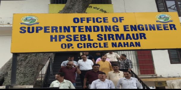 नाहन हाउसिंग बोर्ड कॉलोनी के निवासी बिजली समस्याओं को लेकर पहुंचे बिजली बोर्ड कार्यालय