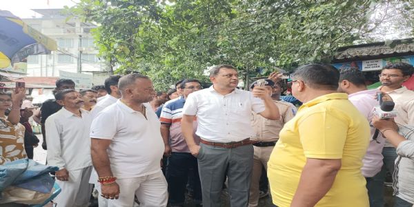 नगर निगम के कमिश्नर ने किया विधान मार्केट का निरीक्षण, जल्द मरम्मत के निर्देश