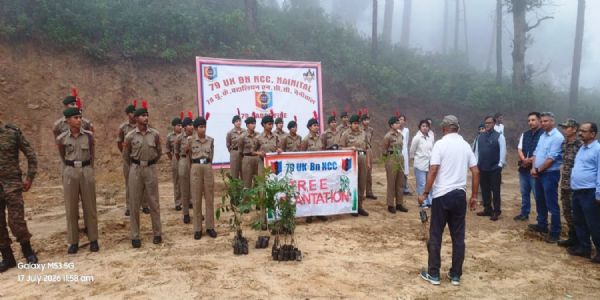 हरेला पर कुमाऊं विश्वविद्यालय के पटवाडांगर परिसर में तीन साै पौधों का रोपण