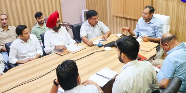 बदरीनाथ हाइवे पर बाॅटल नेक के चैड़ीकरण पर रहेगा जोरःजिलाधिकारी