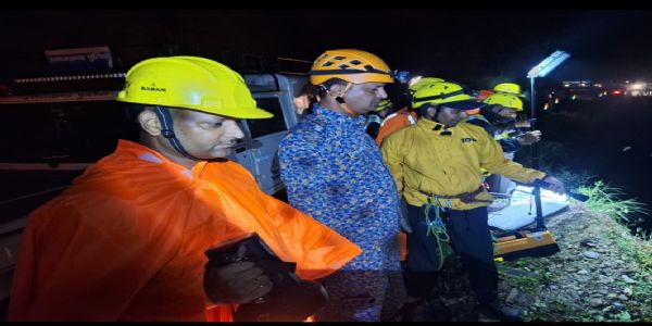 रुद्रप्रयाग में डंपर खाई में गिरा, दो की मौत
