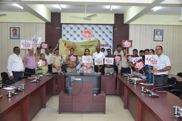 रोड किनारे के ढांबों की सघन जांच के निर्देश, कलेक्टर तथा एसपी ने नशा मुक्ति एवं पीएम राहत योजना की समीक्षा की रोड किनारे के ढांबों की सघन जांच के निर्देश, कलेक्टर तथा एसपी ने नशा मुक्ति एवं पीएम राहत योजना की समीक्षा की