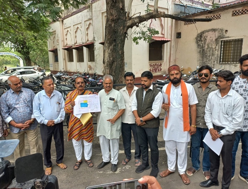 हिन्दू पक्ष द्वारा कलेक्टर को सौंपा गया ज्ञापन दिखते हुए हिन्दू पक्ष द्वारा कलेक्टर को सौंपा गया ज्ञापन दिखते हुए